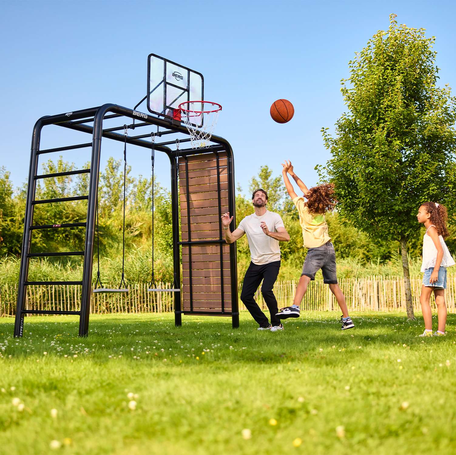 BERG PlayBase 3-in-1 Klettergerüst Medium mit Reckstange und Leiter inkl. Babysitz und Gummischaukel BERG PlayBase 3-in-1 Klettergerüst Medium mit Reckstange und Leiter inkl. Babysitz und Gummischaukel